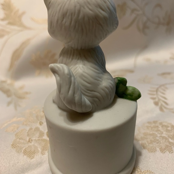 Cute Kitty Figurine on Pedestal w flowers - Picture 3 of 10